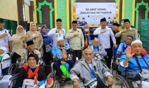 Wakil Gubernur Sumatera Selatan, H. Cik Ujang bersama para jemaah haji saat menyambut kepulangan Jamaah Haji Kloter II Debarkasi Palembang Tahun 1447 H/2026 M asal Kabupaten Lahat di Aula Asrama Haji Palembang, Rabu (3/6/2026). Foto: Humas Pemprov Sumsel.