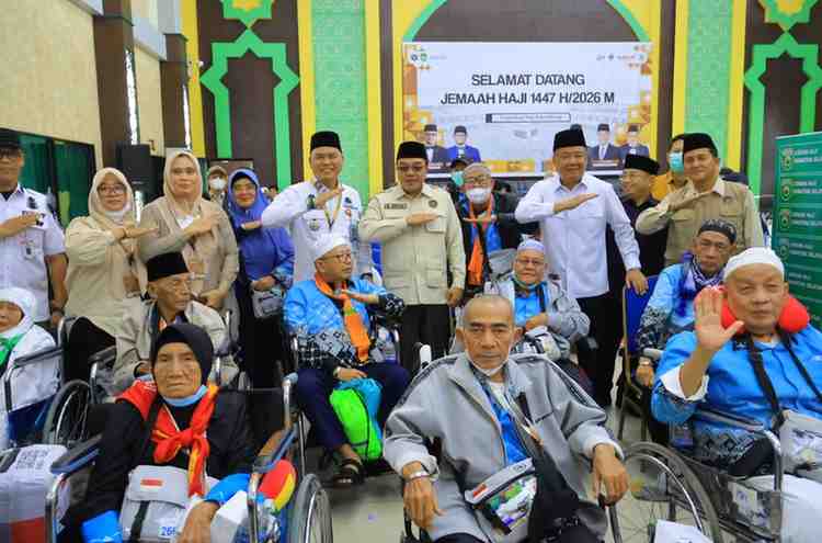 Wakil Gubernur Sumatera Selatan, H. Cik Ujang bersama para jemaah haji saat menyambut kepulangan Jamaah Haji Kloter II Debarkasi Palembang Tahun 1447 H/2026 M asal Kabupaten Lahat di Aula Asrama Haji Palembang, Rabu (3/6/2026). Foto: Humas Pemprov Sumsel.