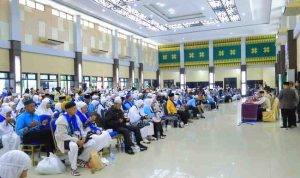 Para jemaah haji kloter pertama Embarkasih Palembang, Selasa (2/6/2026) pagi tiba di Asrama Haji Palembang. Foto: Humas Pemprov Sumsel.