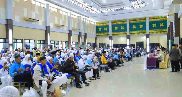 Para jemaah haji kloter pertama Embarkasih Palembang, Selasa (2/6/2026) pagi tiba di Asrama Haji Palembang. Foto: Humas Pemprov Sumsel.