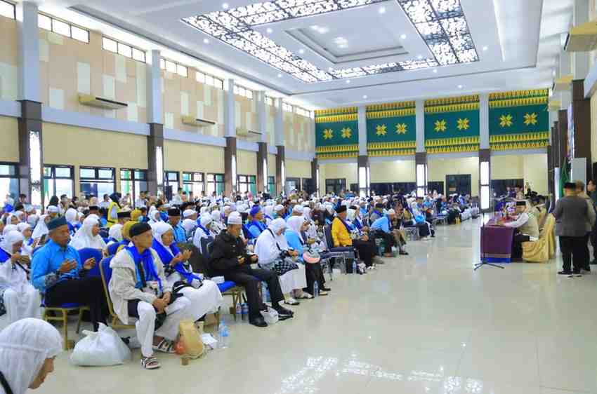 Para jemaah haji kloter pertama Embarkasih Palembang, Selasa (2/6/2026) pagi tiba di Asrama Haji Palembang. Foto: Humas Pemprov Sumsel.