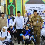 Wagub Sumsel, Cik Ujang bersama para jemaah kloter pertama. Foto: Humas Pemprov Sumsel.