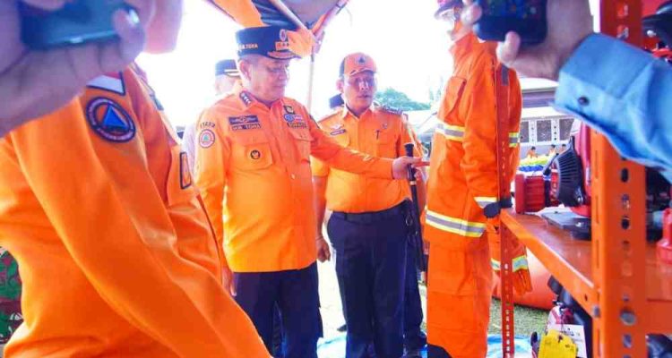 Pemerintah Kabupaten Musi Banyuasin (Muba) memperkuat langkah antisipasi menghadapi musim kemarau tahun 2026 melalui Apel Siaga Kebakaran Hutan, Kebun, dan Lahan (Karhutbunlah) yang dipimpin langsung Bupati Muba HM Toha Tohet, SH di Pendopoan Griya Bumi Serasan Sekate, Kamis (18/6/2026). Foto: Kominfo Muba.