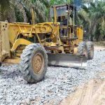 Alat berat diturunkan untuk memperbaiki jalan rusak menuju Desa Muara Bahar, Bayunglencir, Muba. Foto: Kominfo Palembang.