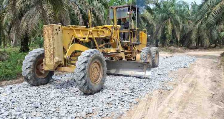 Alat berat diturunkan untuk memperbaiki jalan rusak menuju Desa Muara Bahar, Bayunglencir, Muba. Foto: Kominfo Palembang.