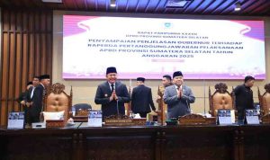 komit Gubernur Sumsel, Herman Deru saat menghadiri Rapat Paripurna XXXVII DPRD Provinsi Sumatera Selatan di Ruang Rapat Paripurna DPRD Provinsi Sumsel, Senin (22/6/2026) pagi. Foto: Humas Pemprov Sumsel.