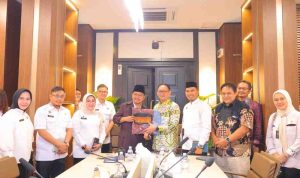 Wakil Walikota Palembang, Prima Salam saat menerima audiensi Kepala Perwakilan Bank Indonesia (BI) Sumatera Selatan, Bambang Pramono, di ruang Rapat Wakil Walikota, Rabu (3/6/2026). Foto: Komifno Palembang.
