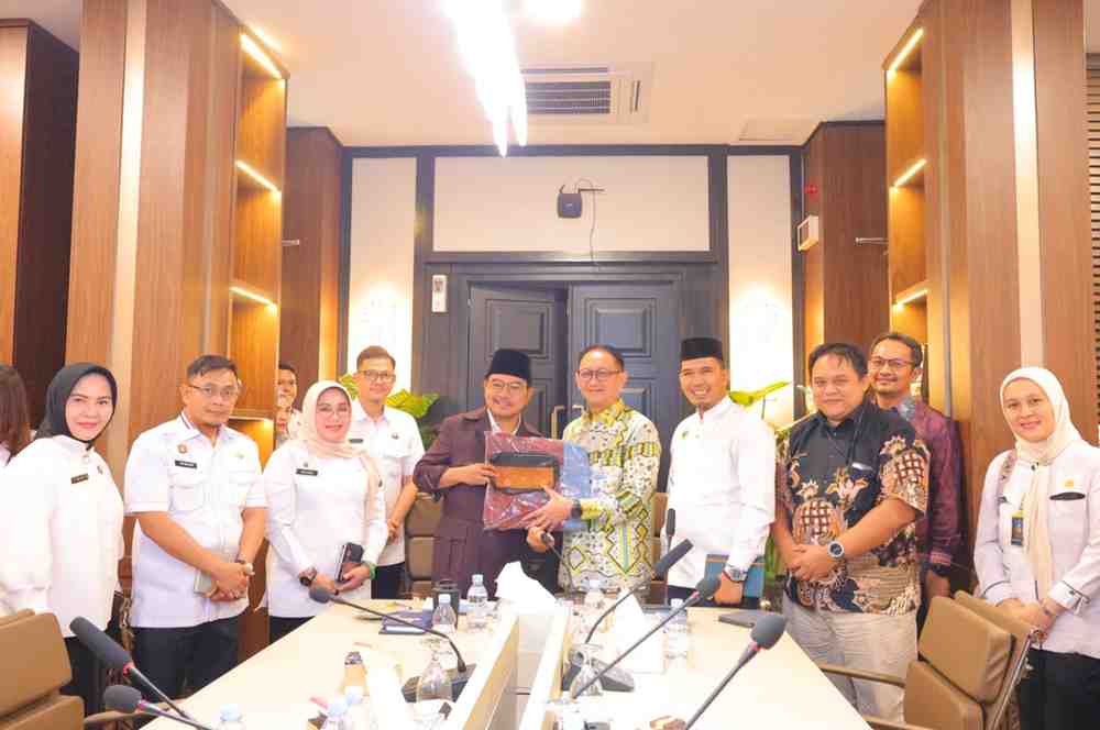 Wakil Walikota Palembang, Prima Salam saat menerima audiensi Kepala Perwakilan Bank Indonesia (BI) Sumatera Selatan, Bambang Pramono, di ruang Rapat Wakil Walikota, Rabu (3/6/2026). Foto: Komifno Palembang.