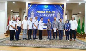 Bupati Musi Banyuasin HM Toha Tohet, SH menerima sertifikat persetujuan desain untuk pelaksanaan konstruksi jembatan P6 Lalan dari Kepala Balai Keamanan Jembatan dan Terowongan Khusus Kementerian PU, Armen Ade Kristi di Guest House Griya Bumi Serasan Sekate, Rabu (3/6/2026). Foto: Kominfo Palembang.
