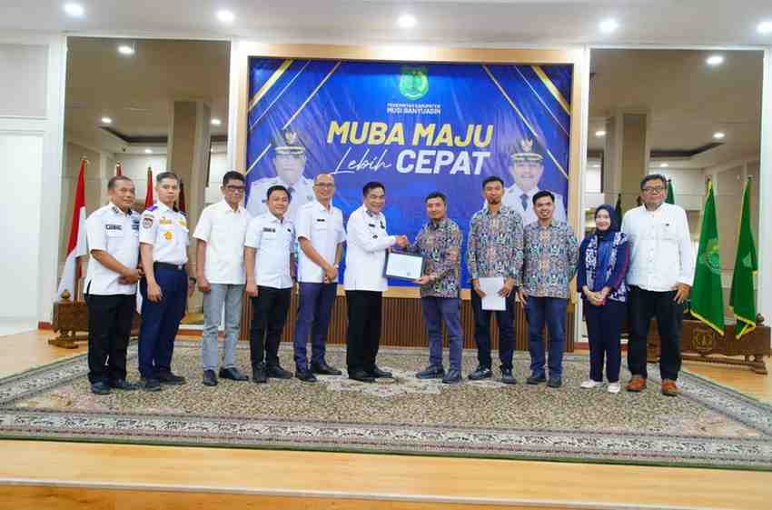 Bupati Musi Banyuasin HM Toha Tohet, SH menerima sertifikat persetujuan desain untuk pelaksanaan konstruksi jembatan P6 Lalan dari Kepala Balai Keamanan Jembatan dan Terowongan Khusus Kementerian PU, Armen Ade Kristi di Guest House Griya Bumi Serasan Sekate, Rabu (3/6/2026). Foto: Kominfo Palembang.