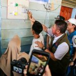 Peresmian penyelesaian peralihan pelanggan listrik ke PT PLN dilakukan langsung oleh Gubernur Sumatera Selatan H Herman Deru bersama Bupati Musi Banyuasin H M Toha Tohet SH dan Wakil Bupati Muba Kyai Abdur Rohman Husen di Desa Air Putih Ulu (C1), Kecamatan Plakat Tinggi, Jumat (19/6/2026). Foto: Kominfo MUba.