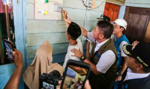 listrik (2) Peresmian penyelesaian peralihan pelanggan listrik ke PT PLN dilakukan langsung oleh Gubernur Sumatera Selatan H Herman Deru bersama Bupati Musi Banyuasin H M Toha Tohet SH dan Wakil Bupati Muba Kyai Abdur Rohman Husen di Desa Air Putih Ulu (C1), Kecamatan Plakat Tinggi, Jumat (19/6/2026). Foto: Kominfo MUba.
