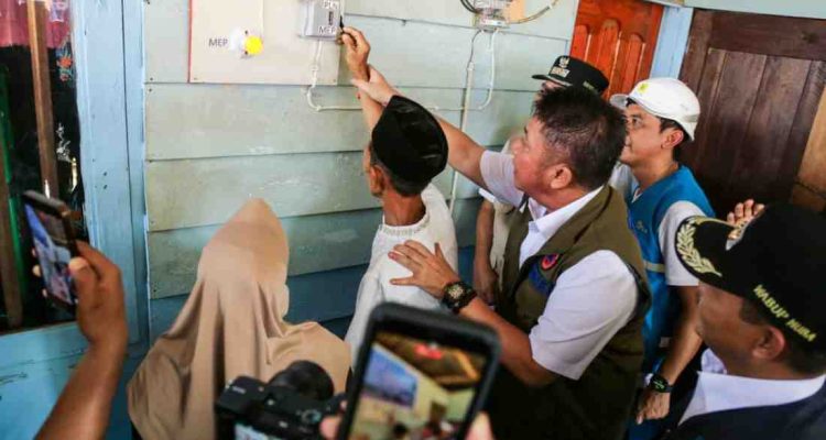 Peresmian penyelesaian peralihan pelanggan listrik ke PT PLN dilakukan langsung oleh Gubernur Sumatera Selatan H Herman Deru bersama Bupati Musi Banyuasin H M Toha Tohet SH dan Wakil Bupati Muba Kyai Abdur Rohman Husen di Desa Air Putih Ulu (C1), Kecamatan Plakat Tinggi, Jumat (19/6/2026). Foto: Kominfo MUba.