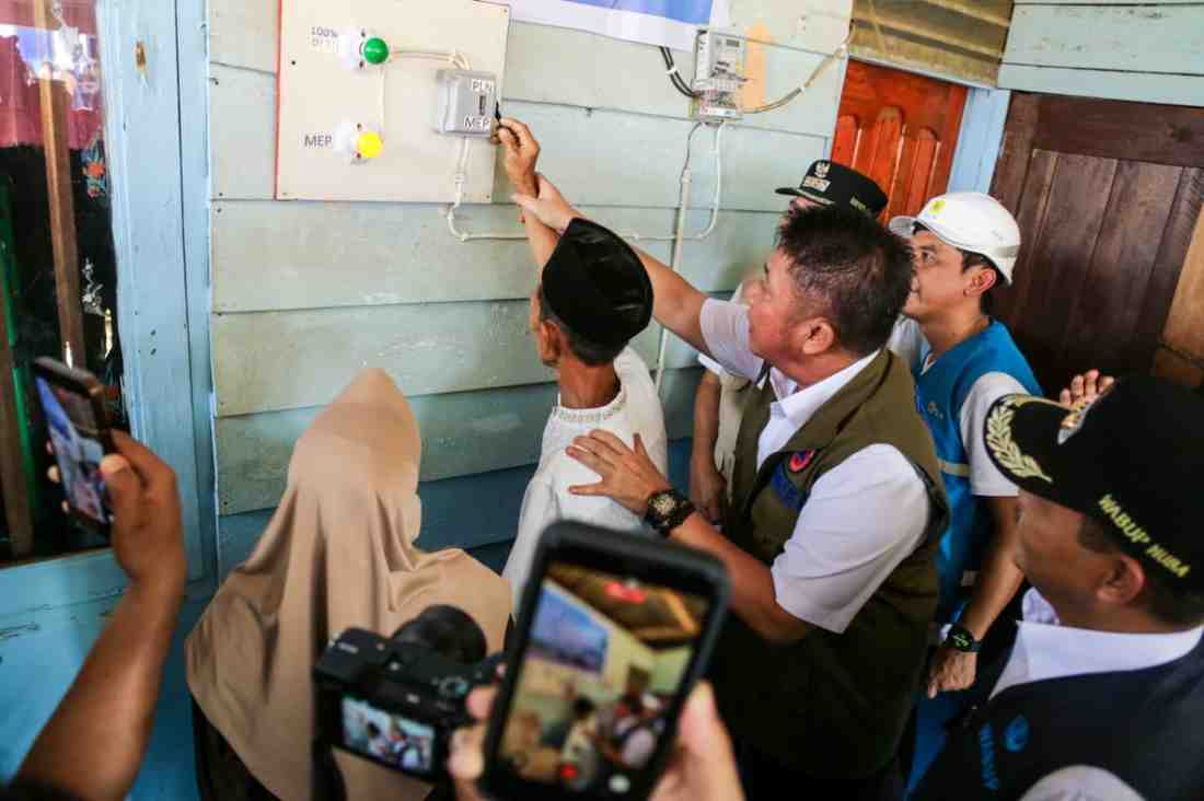 Peresmian penyelesaian peralihan pelanggan listrik ke PT PLN dilakukan langsung oleh Gubernur Sumatera Selatan H Herman Deru bersama Bupati Musi Banyuasin H M Toha Tohet SH dan Wakil Bupati Muba Kyai Abdur Rohman Husen di Desa Air Putih Ulu (C1), Kecamatan Plakat Tinggi, Jumat (19/6/2026). Foto: Kominfo MUba.