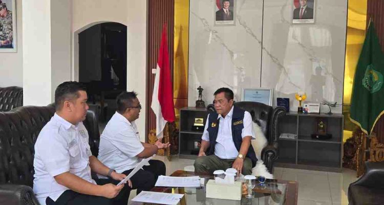 Bupati Muba, HM Toha melepas Dinas Tenaga Kerja dan Transmigrasi (Disnakertrans) Muba segera menggelar roadshow strategis ke SKK Migas dan seluruh perusahaan Kontraktor Kontrak Kerja Sama (KKKS) yang beroperasi di Bumi Serasan Sekate. Foto: Kominfo Muba.