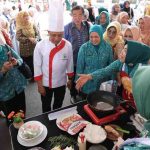 Dalam rangka memeriahkan Hari Jadi Kota Palembang ke-1343, Ketua Tim Penggerak (TP) PKK Kota Palembang, Dewi Sastrani Ratu Dewa secara resmi membuka kegiatan lomba masak kolaborasi dengan Fiesta yang diikuti 58 peserta, yang terdiri dari para kader PKK dan Dharma Wanita Persatuan Kota Palembang. Foto: Kominfo Palembang.