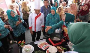masak1 Dalam rangka memeriahkan Hari Jadi Kota Palembang ke-1343, Ketua Tim Penggerak (TP) PKK Kota Palembang, Dewi Sastrani Ratu Dewa secara resmi membuka kegiatan lomba masak kolaborasi dengan Fiesta yang diikuti 58 peserta, yang terdiri dari para kader PKK dan Dharma Wanita Persatuan Kota Palembang. Foto: Kominfo Palembang.