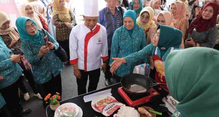 Dalam rangka memeriahkan Hari Jadi Kota Palembang ke-1343, Ketua Tim Penggerak (TP) PKK Kota Palembang, Dewi Sastrani Ratu Dewa secara resmi membuka kegiatan lomba masak kolaborasi dengan Fiesta yang diikuti 58 peserta, yang terdiri dari para kader PKK dan Dharma Wanita Persatuan Kota Palembang. Foto: Kominfo Palembang.