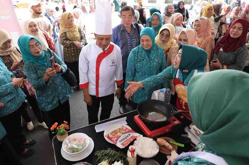 Dalam rangka memeriahkan Hari Jadi Kota Palembang ke-1343, Ketua Tim Penggerak (TP) PKK Kota Palembang, Dewi Sastrani Ratu Dewa secara resmi membuka kegiatan lomba masak kolaborasi dengan Fiesta yang diikuti 58 peserta, yang terdiri dari para kader PKK dan Dharma Wanita Persatuan Kota Palembang. Foto: Kominfo Palembang.