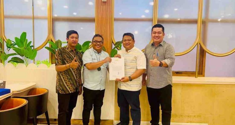 Kepala Disnakertrans Muba, Herryandi Sinulingga, AP menggelar pertemuan langsung dengan Manager Field Relation & Community Enhancement SSR Medco Energi, Hirmawan Eko Prabowo. Pertemuan ini merupakan bagian dari menjalankan Amanah Bupati Muba berdasarkan Surat Tugas Nomor: 094/519/1/ST/2026. Foto: Kominfo Muba.