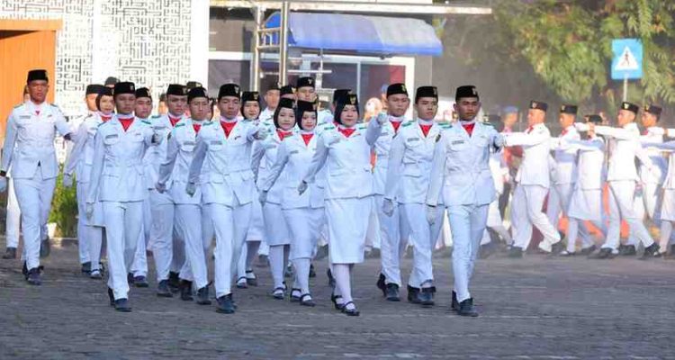 Pasukan pengibar bendera saat upacara hari lahir Pancasila, Senin (1/6/2026). Foto: Kominfo Palembang.