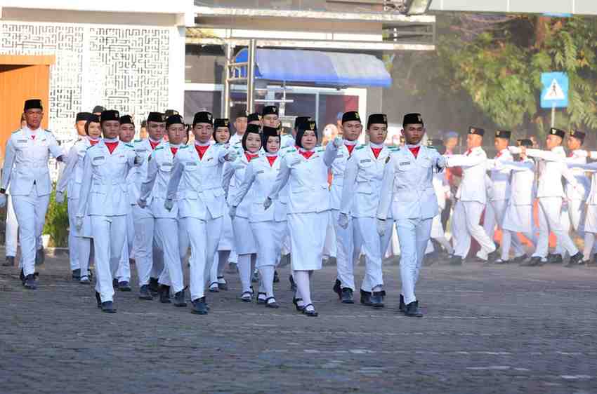Pasukan pengibar bendera saat upacara hari lahir Pancasila, Senin (1/6/2026). Foto: Kominfo Palembang.