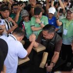 Kadiskominfo Palembang, Adi Zahri ikut lomba panco, olahraga tradisional dalam rangka HUT Palembang, Selasa (16/6/2026). Foto: Kominfo Palembang.