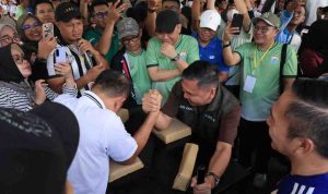 Kadiskominfo Palembang, Adi Zahri ikut lomba panco, olahraga tradisional dalam rangka HUT Palembang, Selasa (16/6/2026). Foto: Kominfo Palembang.