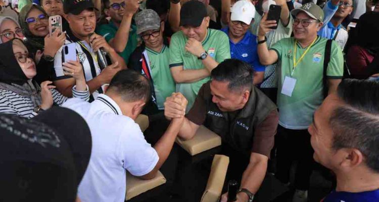 Kadiskominfo Palembang, Adi Zahri ikut lomba panco, olahraga tradisional dalam rangka HUT Palembang, Selasa (16/6/2026). Foto: Kominfo Palembang.