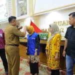 Sekretaris Daerah (Sekda) Kota Palembang, Aprizal Hasyim secara resmi mengukuhkan 36 Agen Penggerak Jaminan Sosial Ketenagakerjaan Kota Palembang, Selasa (23/6/2026). Foto: Kominfo Palembang.
