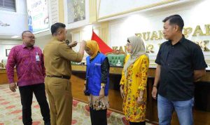 pekerja Sekretaris Daerah (Sekda) Kota Palembang, Aprizal Hasyim secara resmi mengukuhkan 36 Agen Penggerak Jaminan Sosial Ketenagakerjaan Kota Palembang, Selasa (23/6/2026). Foto: Kominfo Palembang.