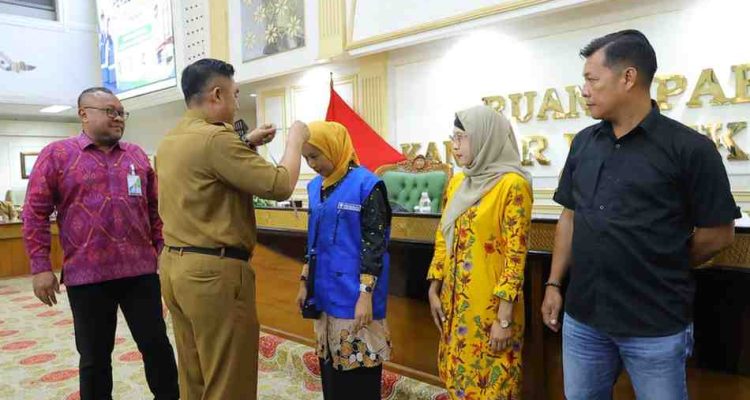 Sekretaris Daerah (Sekda) Kota Palembang, Aprizal Hasyim secara resmi mengukuhkan 36 Agen Penggerak Jaminan Sosial Ketenagakerjaan Kota Palembang, Selasa (23/6/2026). Foto: Kominfo Palembang.
