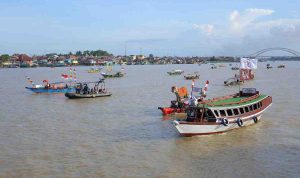 Sebanyak 60 perahu ketek hias memeriahkan Parade Perahu Ketek Hias di kawasan Plaza Benteng Kuto Besak, Sabtu (27/6/2026). Foto: Kominfo Palembang.