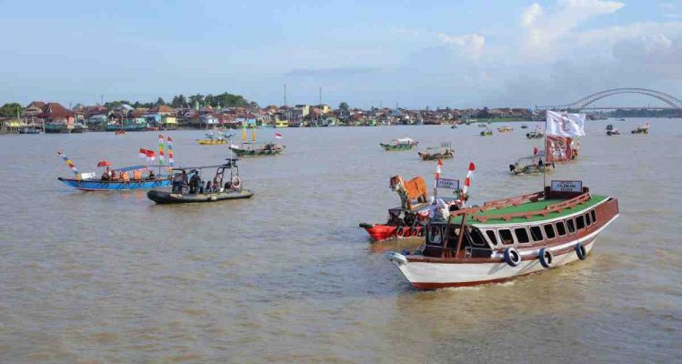 Sebanyak 60 perahu ketek hias memeriahkan Parade Perahu Ketek Hias di kawasan Plaza Benteng Kuto Besak, Sabtu (27/6/2026). Foto: Kominfo Palembang.
