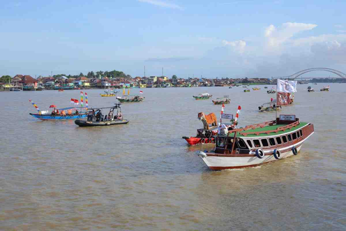 Sebanyak 60 perahu ketek hias memeriahkan Parade Perahu Ketek Hias di kawasan Plaza Benteng Kuto Besak, Sabtu (27/6/2026). Foto: Kominfo Palembang.