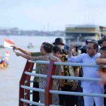 Walikota Palembang, Ratu Dewa menyaksikan langsung parade perahu hias di pelataran BKB. Foto: Kominfo Palembang.