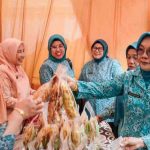 Ketua PKK Muba, Hj Patimah Toha saat hadir di Parade Budaya Komunitas Tambak Panjang Heritage, Bazar UP2K dan UMKM Desa se-Kecamatan Sungai Keruh, serta Gerakan Pangan Murah (GPM) yang diselenggarakan Pemerintah Kabupaten Musi Banyuasin, Rabu (10/6/2026). Foto: Kominfo Muba.