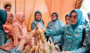 Ketua PKK Muba, Hj Patimah Toha saat hadir di Parade Budaya Komunitas Tambak Panjang Heritage, Bazar UP2K dan UMKM Desa se-Kecamatan Sungai Keruh, serta Gerakan Pangan Murah (GPM) yang diselenggarakan Pemerintah Kabupaten Musi Banyuasin, Rabu (10/6/2026). Foto: Kominfo Muba.
