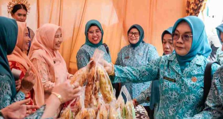 Ketua PKK Muba, Hj Patimah Toha saat hadir di Parade Budaya Komunitas Tambak Panjang Heritage, Bazar UP2K dan UMKM Desa se-Kecamatan Sungai Keruh, serta Gerakan Pangan Murah (GPM) yang diselenggarakan Pemerintah Kabupaten Musi Banyuasin, Rabu (10/6/2026). Foto: Kominfo Muba.
