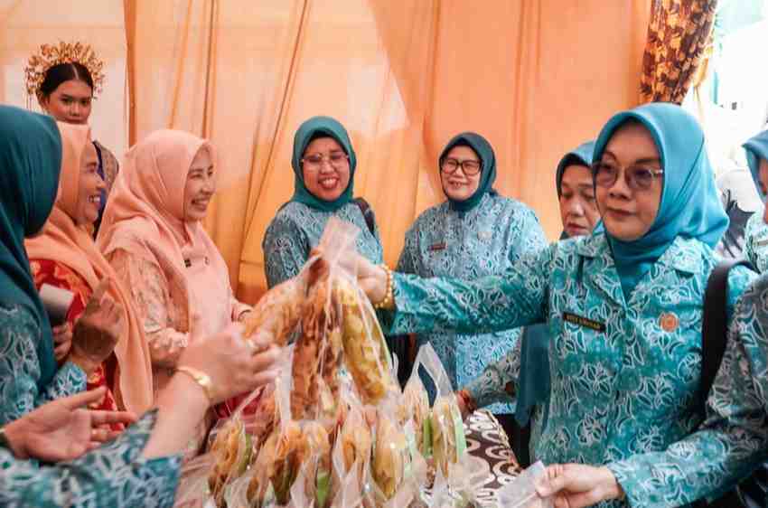 Ketua PKK Muba, Hj Patimah Toha saat hadir di Parade Budaya Komunitas Tambak Panjang Heritage, Bazar UP2K dan UMKM Desa se-Kecamatan Sungai Keruh, serta Gerakan Pangan Murah (GPM) yang diselenggarakan Pemerintah Kabupaten Musi Banyuasin, Rabu (10/6/2026). Foto: Kominfo Muba.