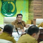 Bupati Musi Banyuasin HM Toha Tohet, SH saat memimpin Rapat Koordinasi Tim Koordinasi Penanggulangan Kemiskinan (TKPK) Kabupaten Musi Banyuasin terkait percepatan pelaksanaan Program Keluarga Maju (PKM), Senin (22/6/2026) di Ruang Rapat Serasan Sekate. Foto: Kominfo Muba.