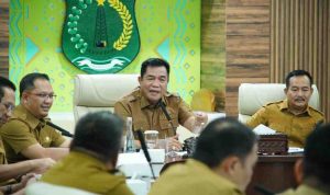 Bupati Musi Banyuasin HM Toha Tohet, SH saat memimpin Rapat Koordinasi Tim Koordinasi Penanggulangan Kemiskinan (TKPK) Kabupaten Musi Banyuasin terkait percepatan pelaksanaan Program Keluarga Maju (PKM), Senin (22/6/2026) di Ruang Rapat Serasan Sekate. Foto: Kominfo Muba.