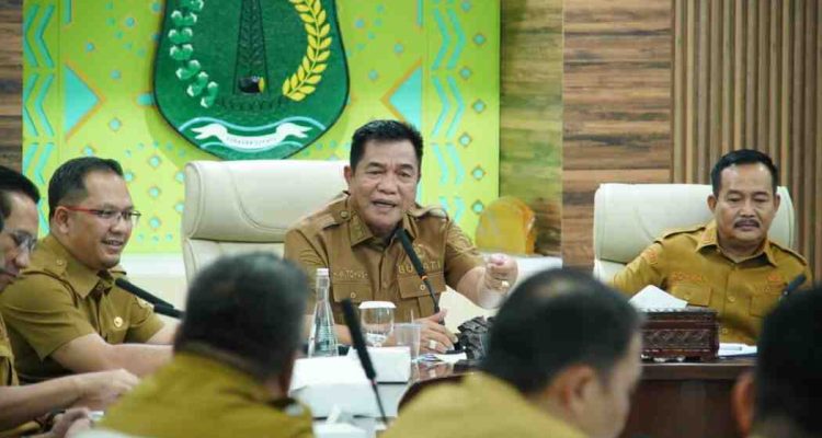 Bupati Musi Banyuasin HM Toha Tohet, SH saat memimpin Rapat Koordinasi Tim Koordinasi Penanggulangan Kemiskinan (TKPK) Kabupaten Musi Banyuasin terkait percepatan pelaksanaan Program Keluarga Maju (PKM), Senin (22/6/2026) di Ruang Rapat Serasan Sekate. Foto: Kominfo Muba.