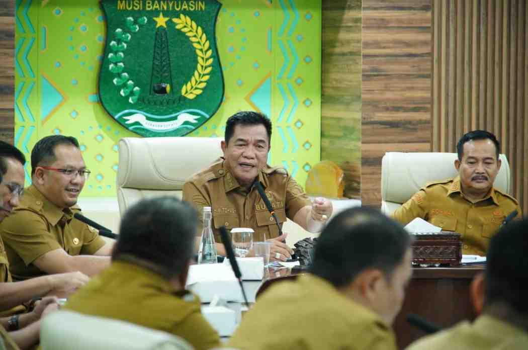 Bupati Musi Banyuasin HM Toha Tohet, SH saat memimpin Rapat Koordinasi Tim Koordinasi Penanggulangan Kemiskinan (TKPK) Kabupaten Musi Banyuasin terkait percepatan pelaksanaan Program Keluarga Maju (PKM), Senin (22/6/2026) di Ruang Rapat Serasan Sekate. Foto: Kominfo Muba.