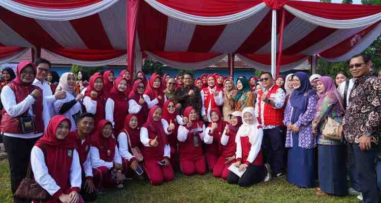 Peringatan Hari Lahir ke-76 Palang Merah Remaja (PMR) berlangsung khidmat dan meriah melalui apel serta simulasi pertolongan pertama pada kecelakaan (P3K) di SMAN 13 Palembang, Sabtu (6/6/2026), dihadiri Ketua PMR Sumsel, Febrita Lustia. Foto: Humas Pemprov Sumsel.
