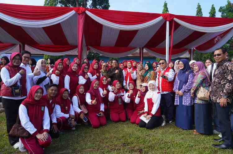 Peringatan Hari Lahir ke-76 Palang Merah Remaja (PMR) berlangsung khidmat dan meriah melalui apel serta simulasi pertolongan pertama pada kecelakaan (P3K) di SMAN 13 Palembang, Sabtu (6/6/2026), dihadiri Ketua PMR Sumsel, Febrita Lustia. Foto: Humas Pemprov Sumsel.