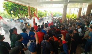 ricu Kericuhan sempat terjadi antara mahasiswa dengan aparat. Foto: IST