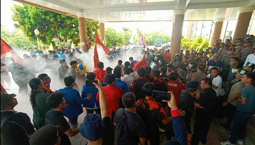Kericuhan sempat terjadi antara mahasiswa dengan aparat. Foto: IST