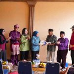 Kegiatan simbolis penyerahan kunci rumah untuk pembangunan bedah rumah pada Kamis (4/6/2026) oleh Ketua Tim Penggerak PKK Kota Palembang, Dewi Sastrani Ratu Dewa. Foto: Kominfo Palembang.