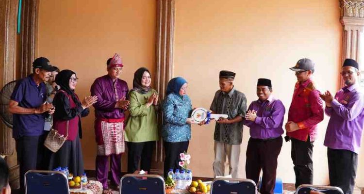 Kegiatan simbolis penyerahan kunci rumah untuk pembangunan bedah rumah pada Kamis (4/6/2026) oleh Ketua Tim Penggerak PKK Kota Palembang, Dewi Sastrani Ratu Dewa. Foto: Kominfo Palembang.